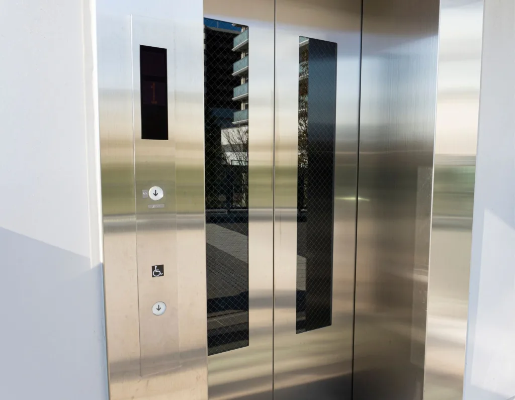 Údržba a technický stav výťahov v bytových domoch